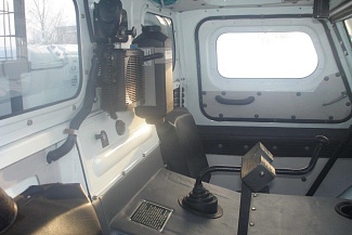 Кабина доп. опции: Автономный отопитель кабины, стойки под ружьё, связь с пассажирским салоном, ремни безопасности