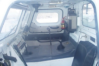 Кабина доп. опции: Автономный отопитель кабины, стойки под ружьё, связь с пассажирским салоном, ремни безопасности, огнетушители с креплениями